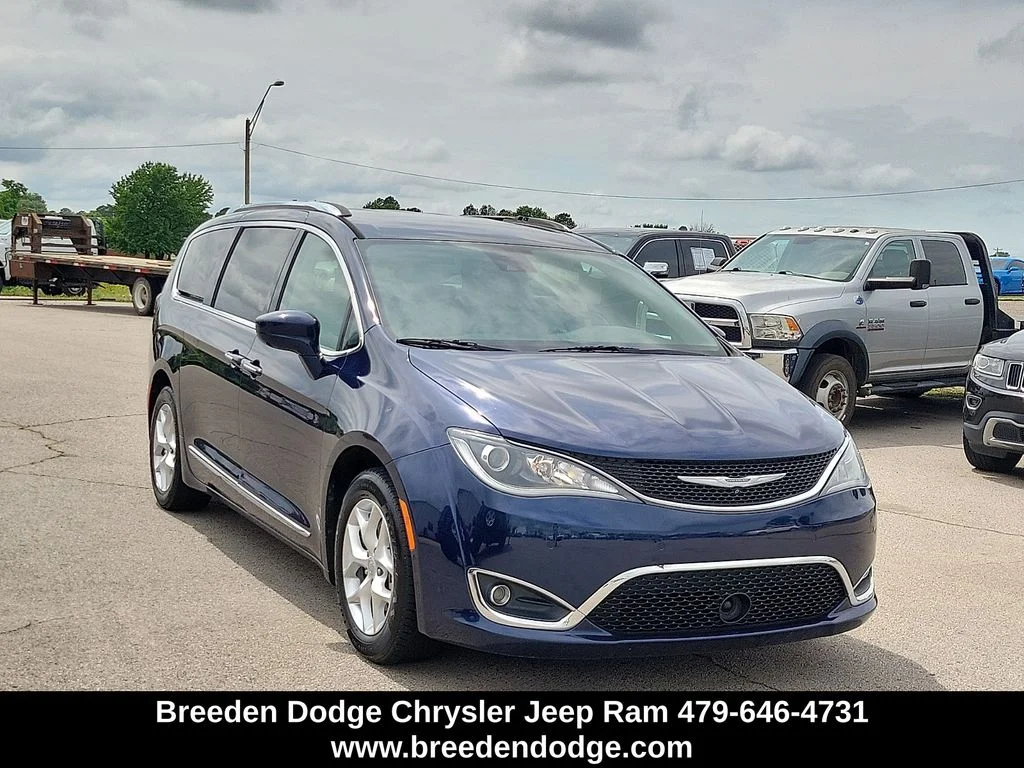2018 Chrysler Pacifica Touring L's photo