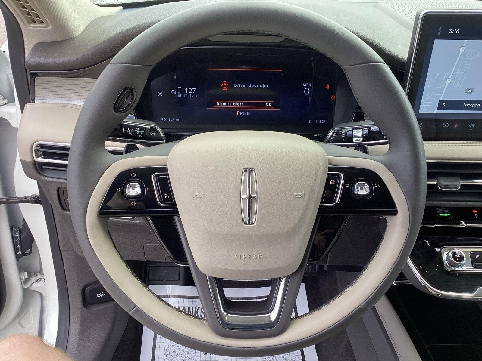Used 2024 Pristine White Metallic Tri-Coat Lincoln Premiere image 17