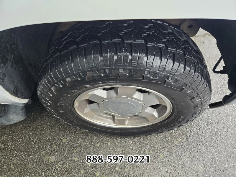 Used 2005 Summit White GMC  image 7