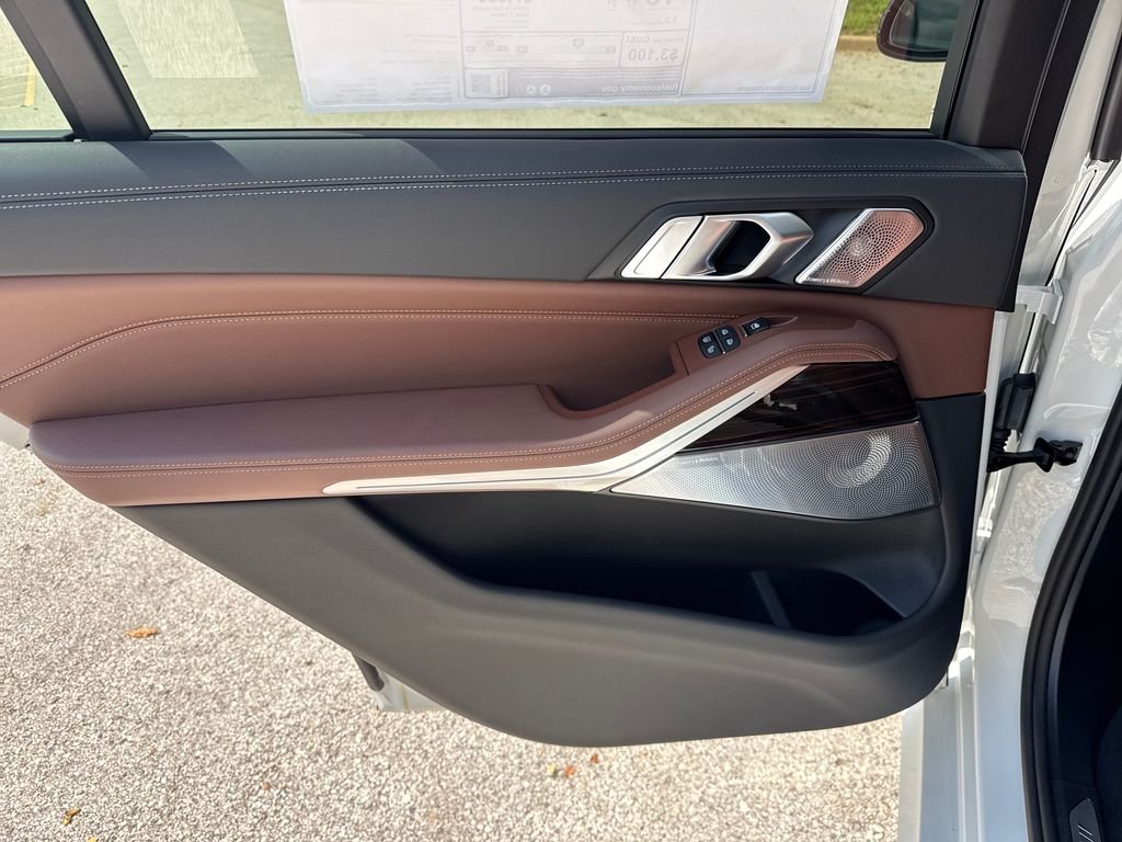 New 2027 White BMW M60i image 22