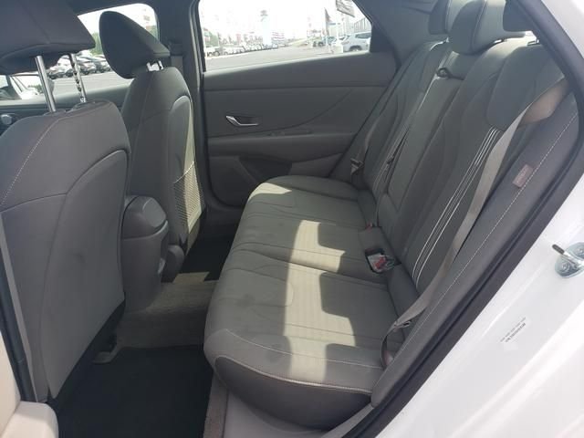 Used 2025 White Hyundai SEL Convenience image 12