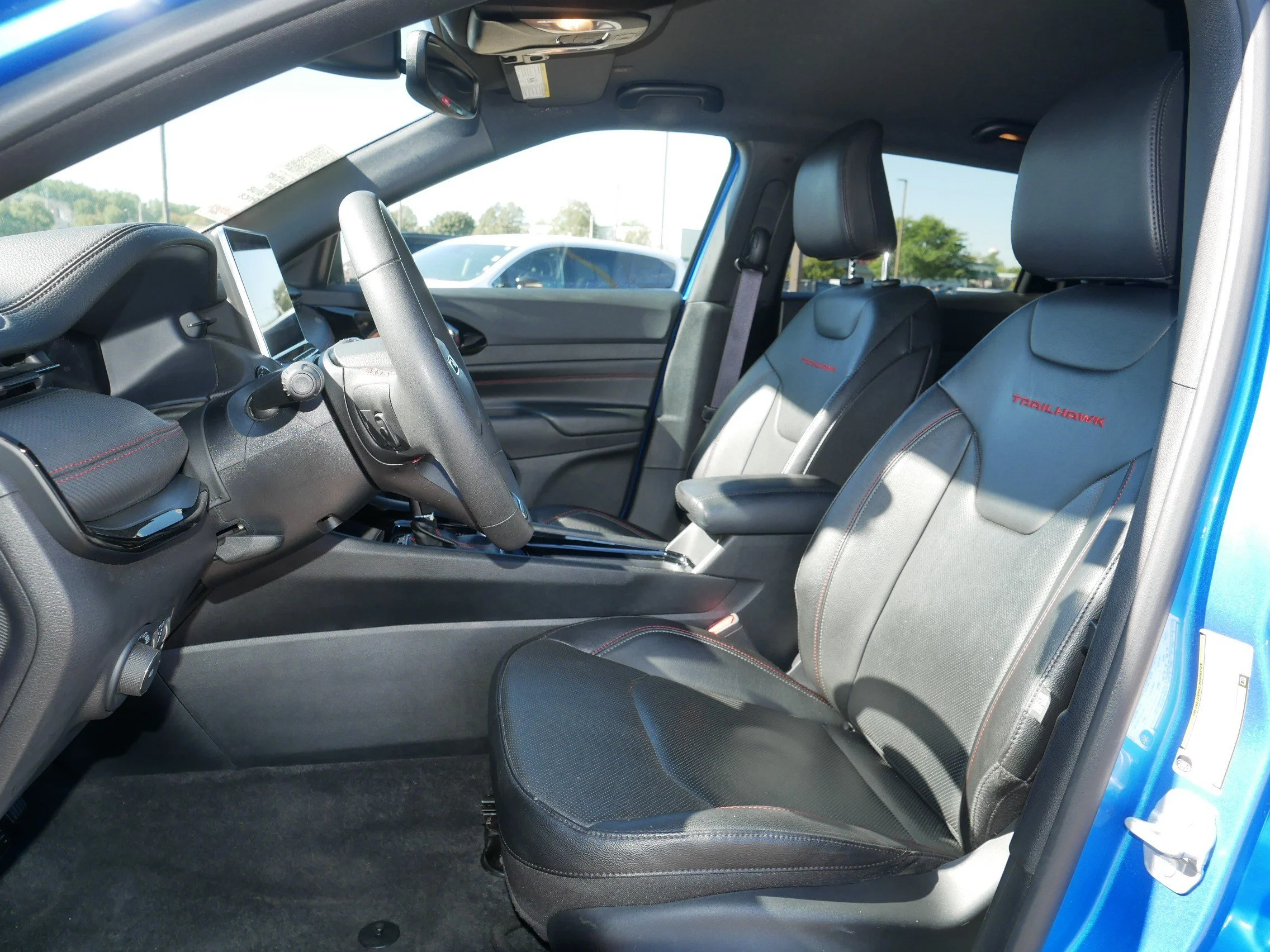 Used 2025 Hydro Blue Pearlcoat Jeep Trailhawk image 33