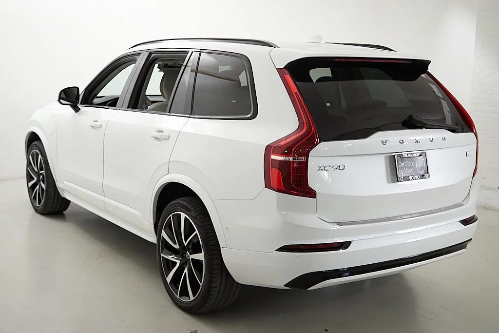 New 2023 Crystal White Volvo Plus image 7
