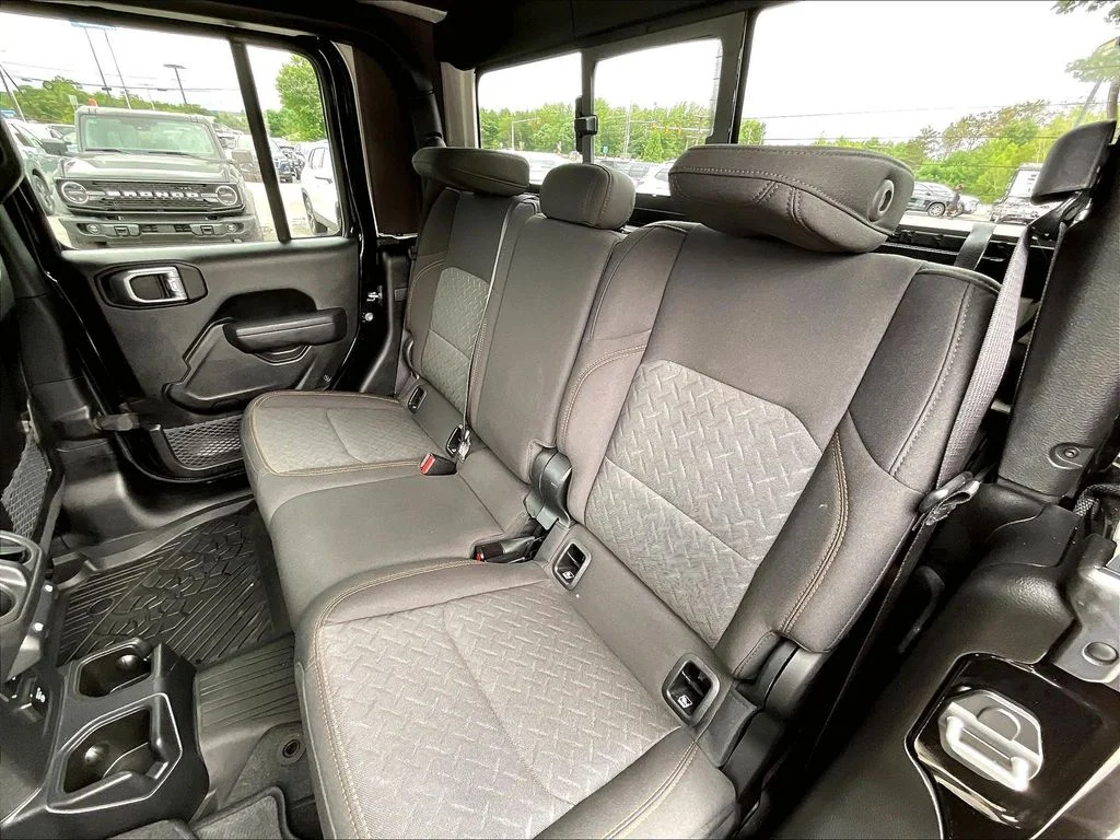 Used 2024 Black Clearcoat Jeep Mojave image 14