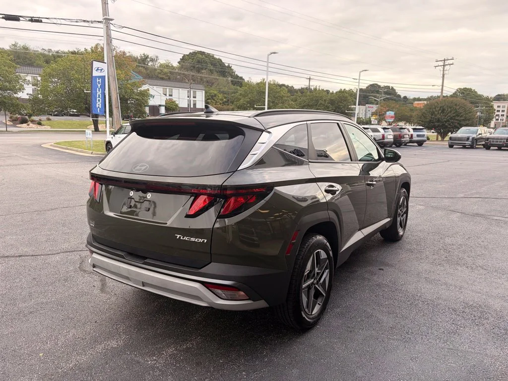 Used 2025 Green Hyundai SEL image 6