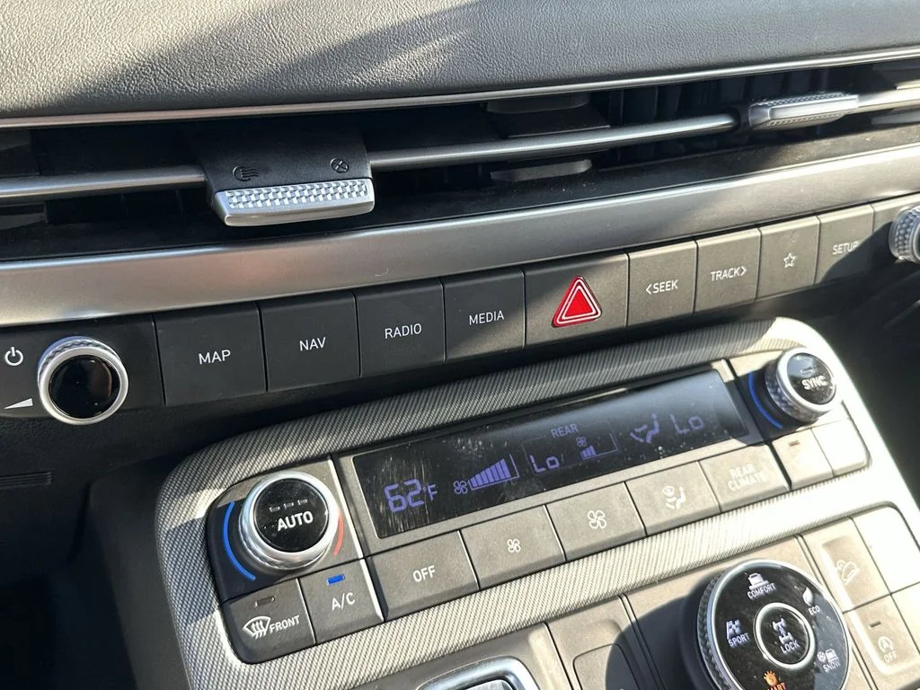 Used 2025 White Hyundai SEL Premium image 16