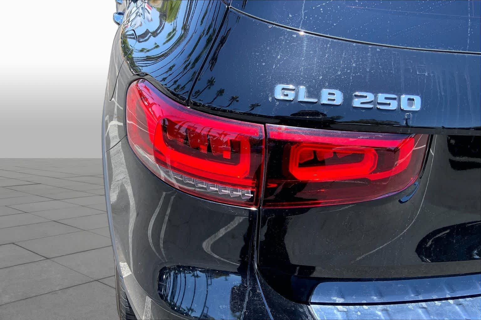Used 2021 Night Black Mercedes-Benz GLB 250 image 28