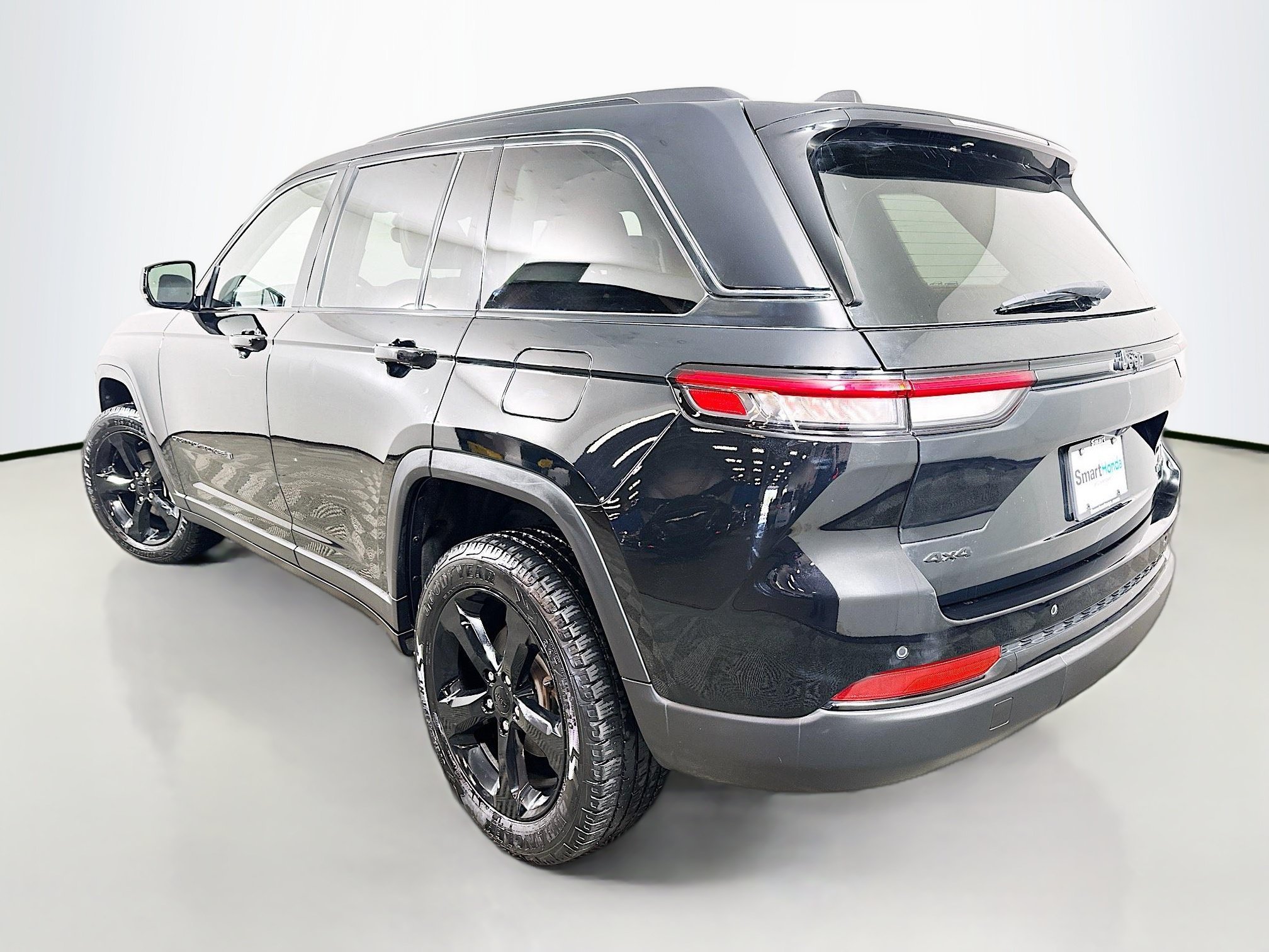Used 2023 Diamond Black Crystal Pearlcoat Jeep Limited image 6