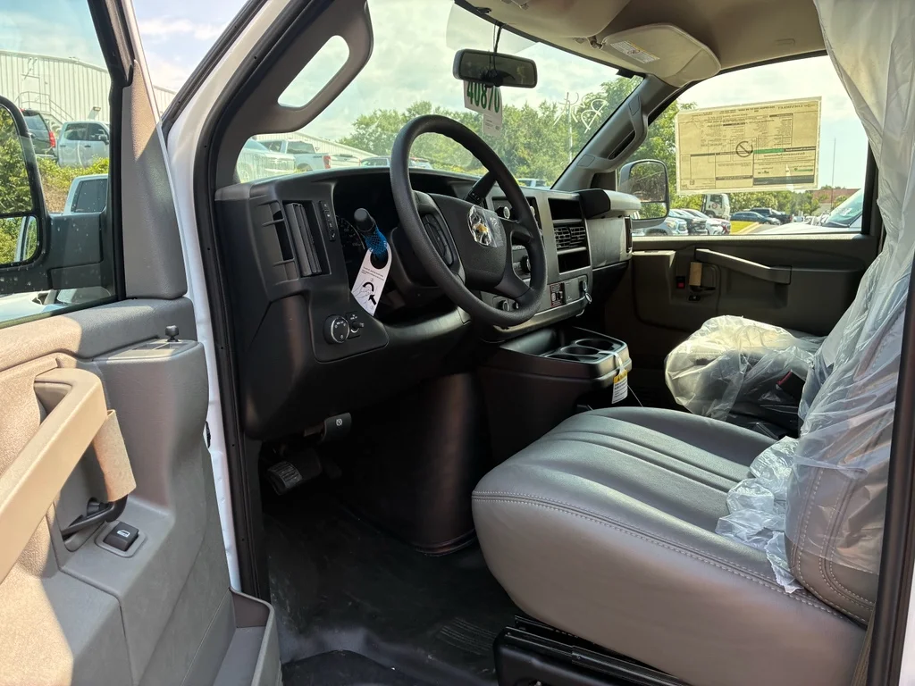 2025 Chevrolet Express Cargo Work Van - Photo 6