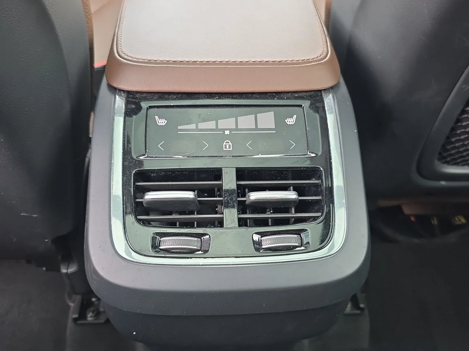 Used 2023 Black Volvo B6 Plus 7-Seater image 37