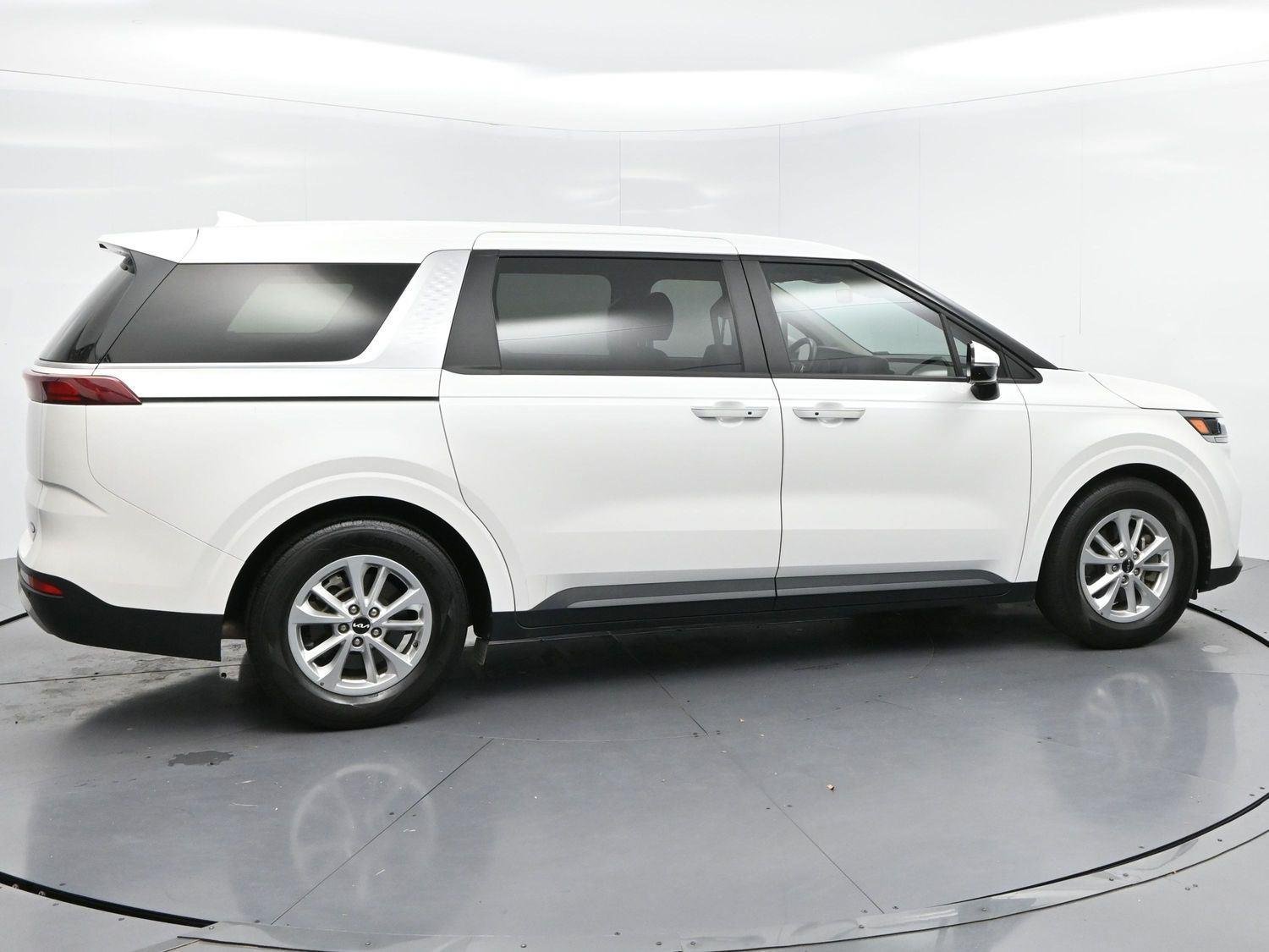 Used 2022 Snow White Pearl Kia LXS image 8
