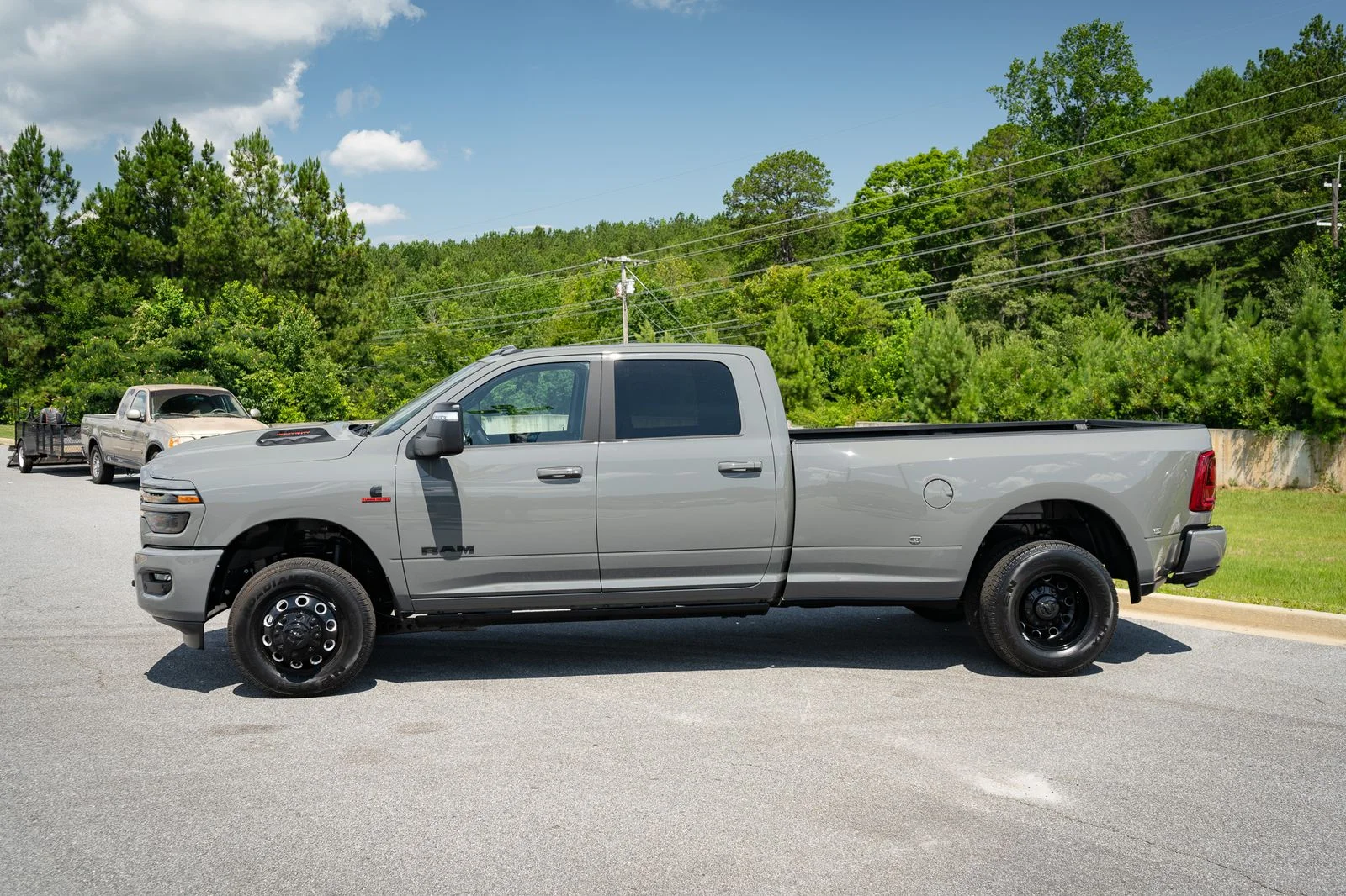 New 2026 Ceramic Gray Clear-Coat Exterior Paint RAM Laramie image 12