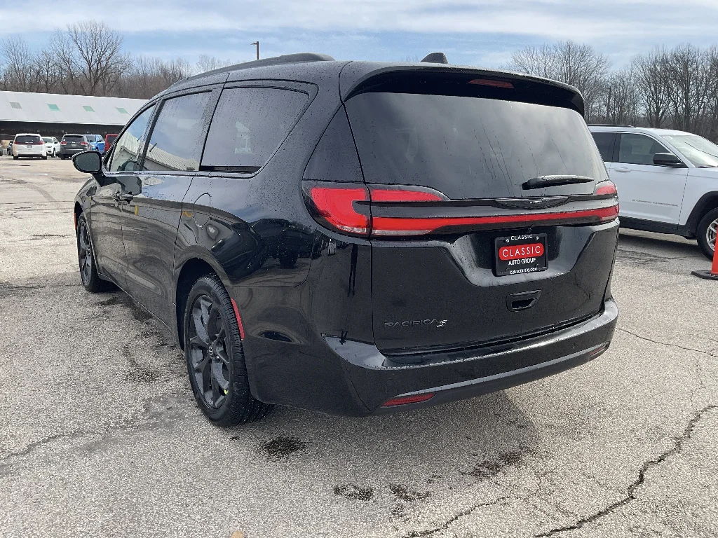 New 2026 Diamond Black Crystal Pearl-Coat Exterior Paint Chrysler Select image 5