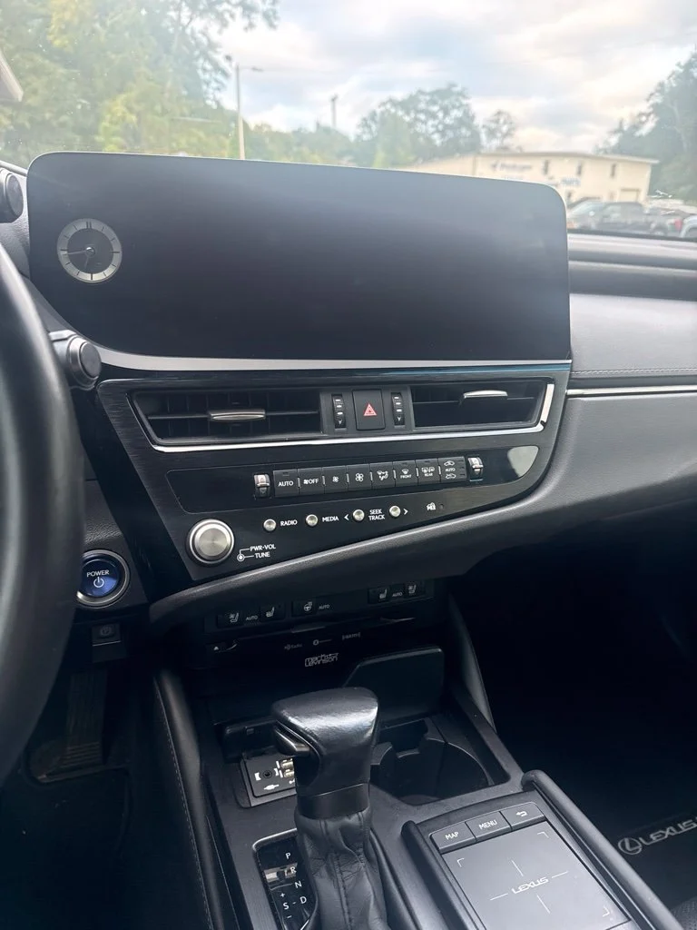 Used 2022 White Lexus 300h image 6