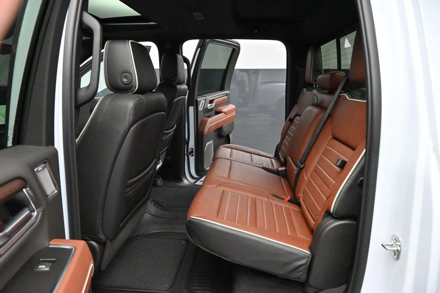 Used 2026 Glacier White Tricoat GMC Denali Ultimate image 35