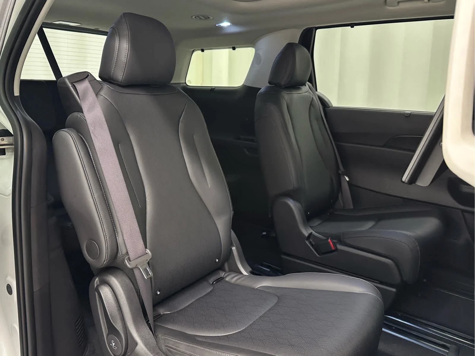 Used 2025 Snow White Pearl Kia SX image 23