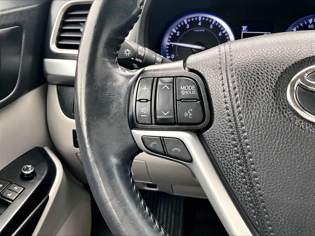 Used 2019 White Toyota XLE image 24