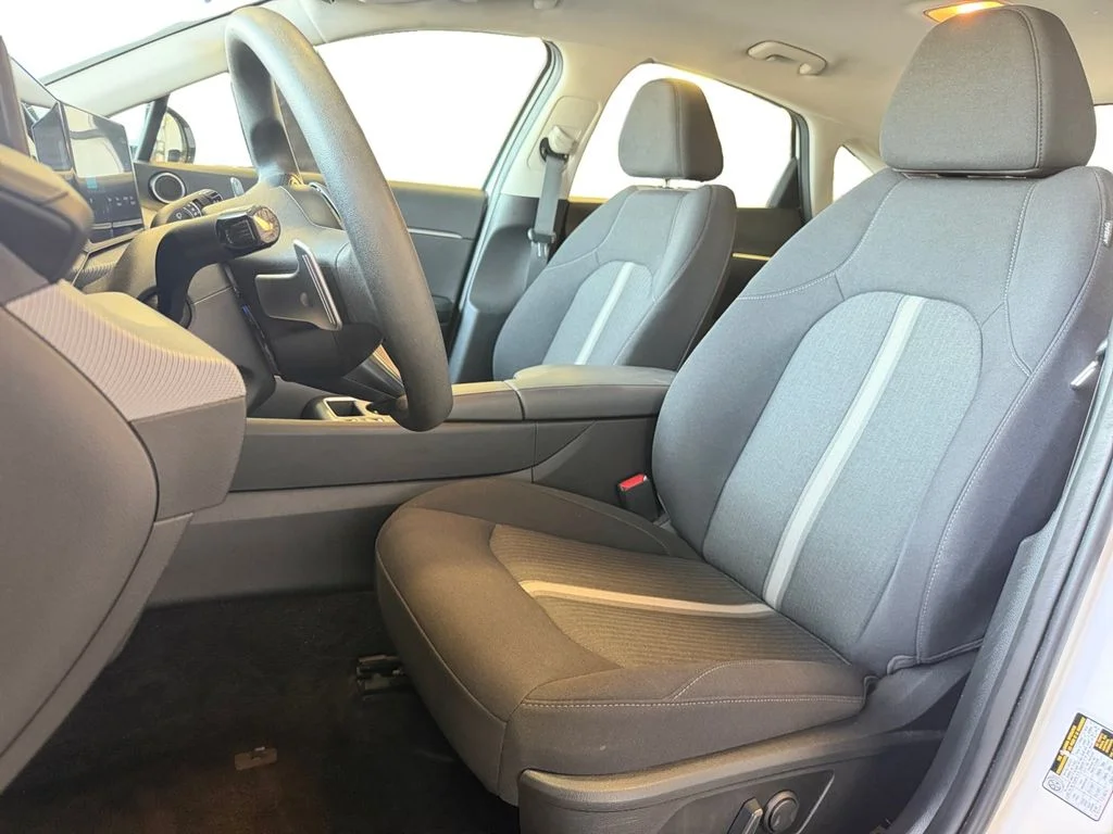 Used 2025 White Hyundai SEL image 26