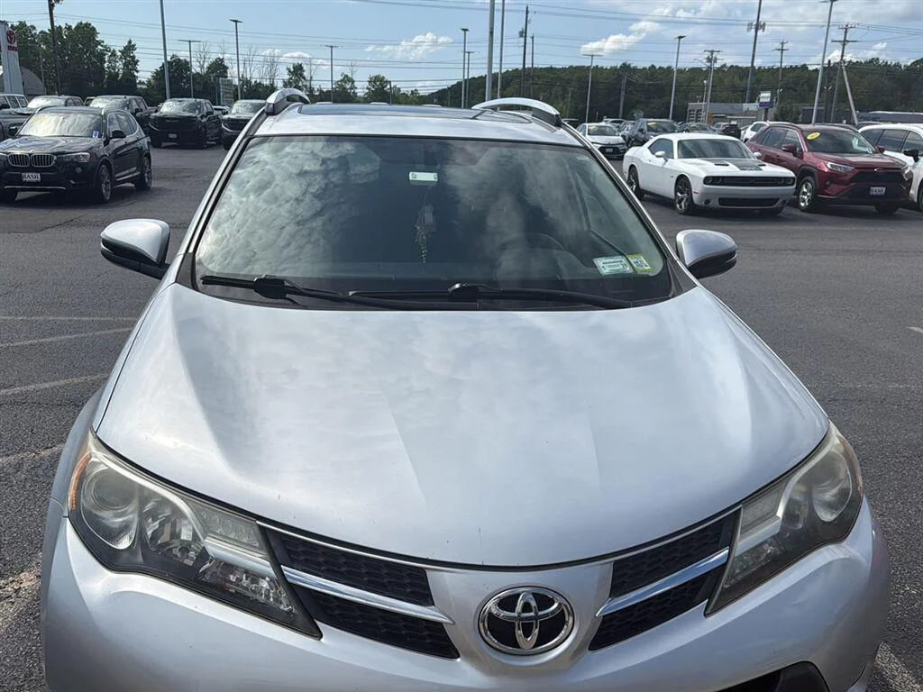 Used 2014 Classic Silver Metallic Toyota XLE image 4
