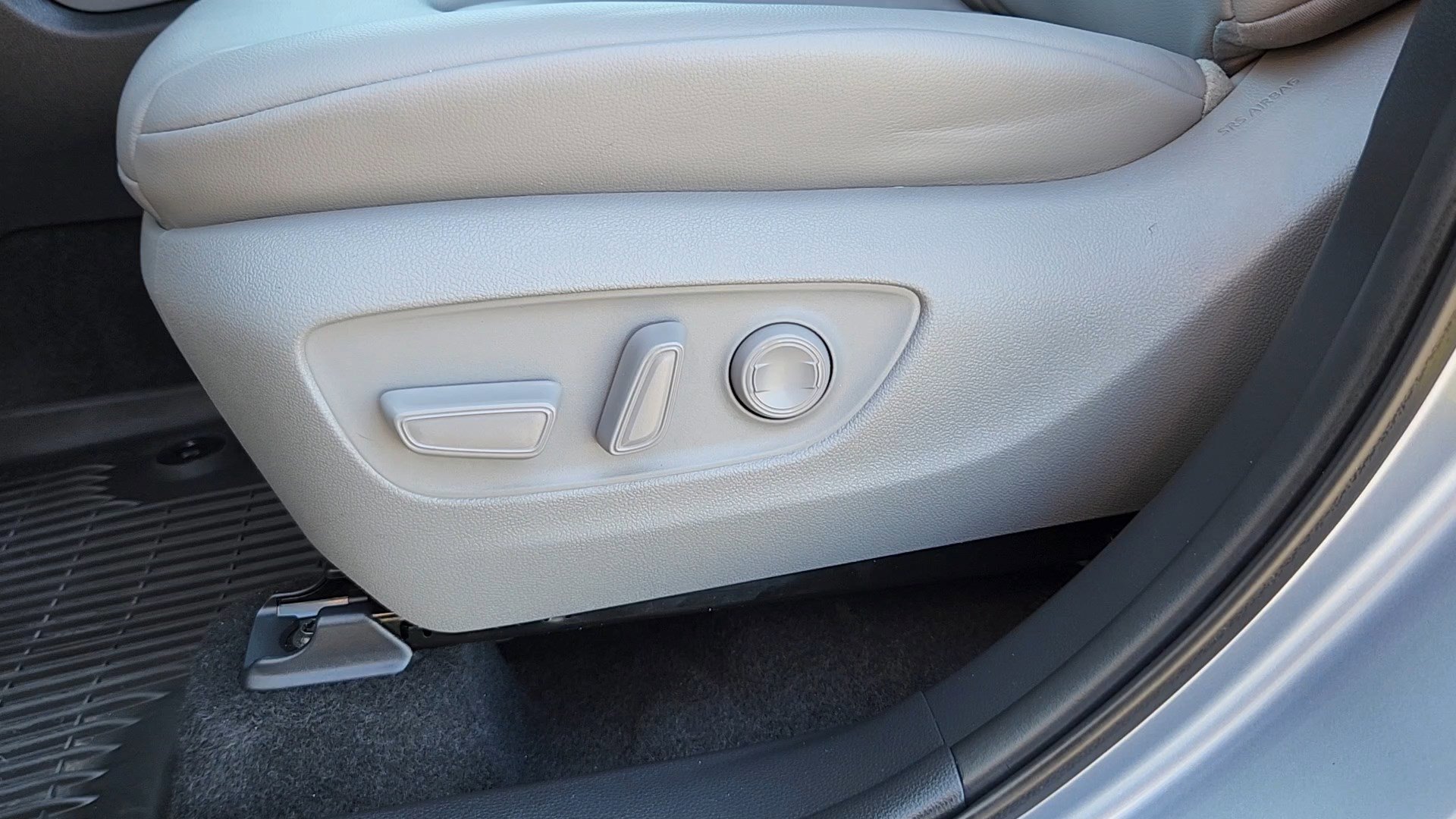 Used 2023 Moon Dust Toyota L image 9