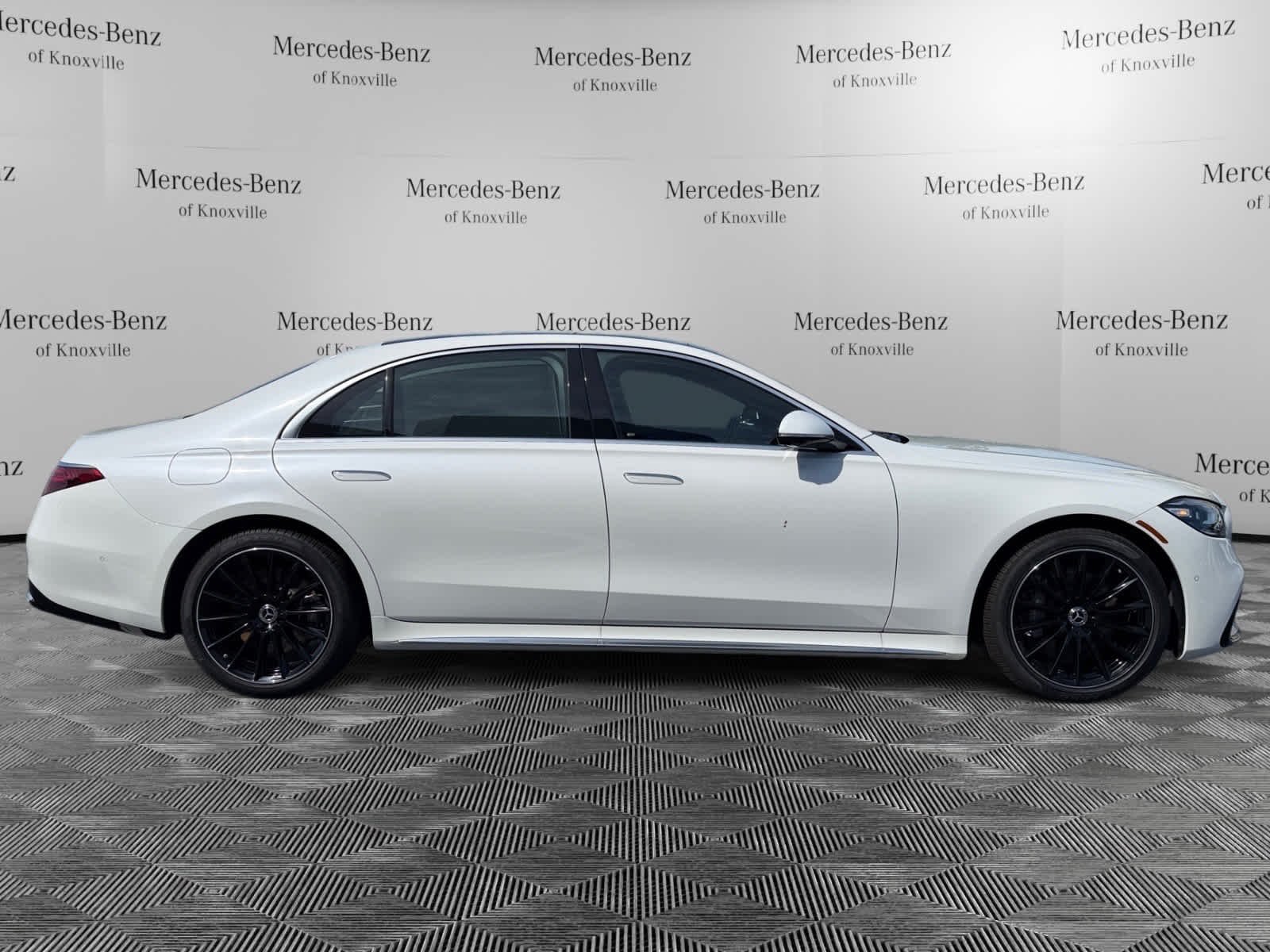 New 2026 MANUFAKTUR Moonlight White Metallic Mercedes-Benz S 500 image 6