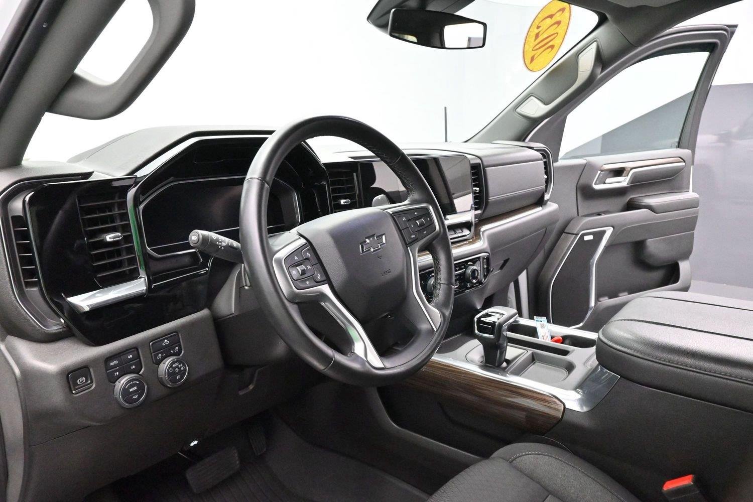 Used 2023 SUMMIT WHITE Chevrolet RST image 32