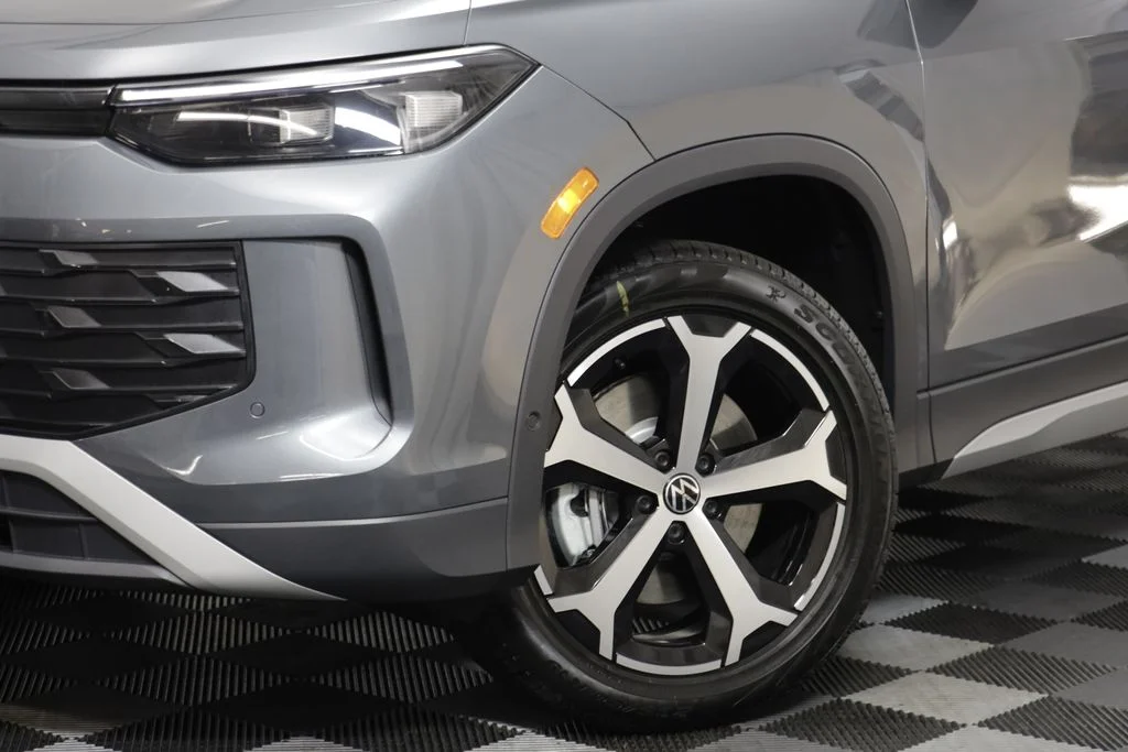 New 2026 Platinum Gray Volkswagen 2.0T SE image 4