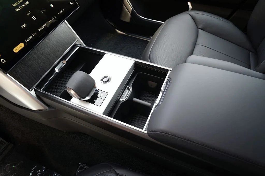 New 2026 Santorini Black Land Rover SE image 30