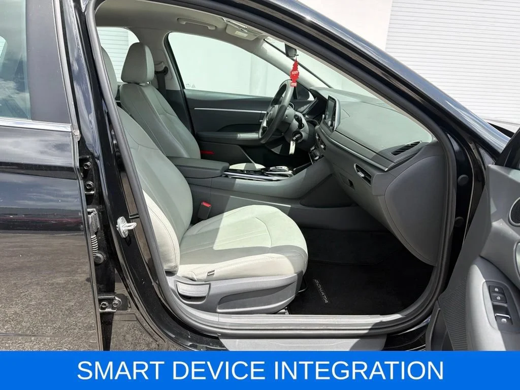 Used 2020 Black Hyundai SE image 9