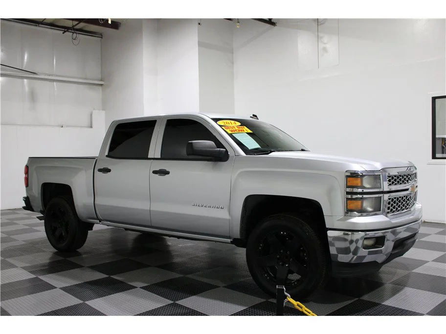 Used 2014 Silver Ice Metallic Chevrolet LT image 1