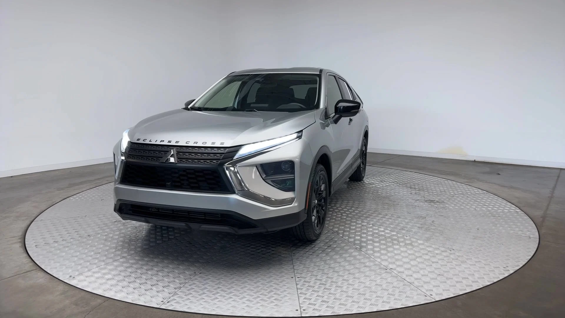 Used 2022 White Diamond Mitsubishi LE image 3