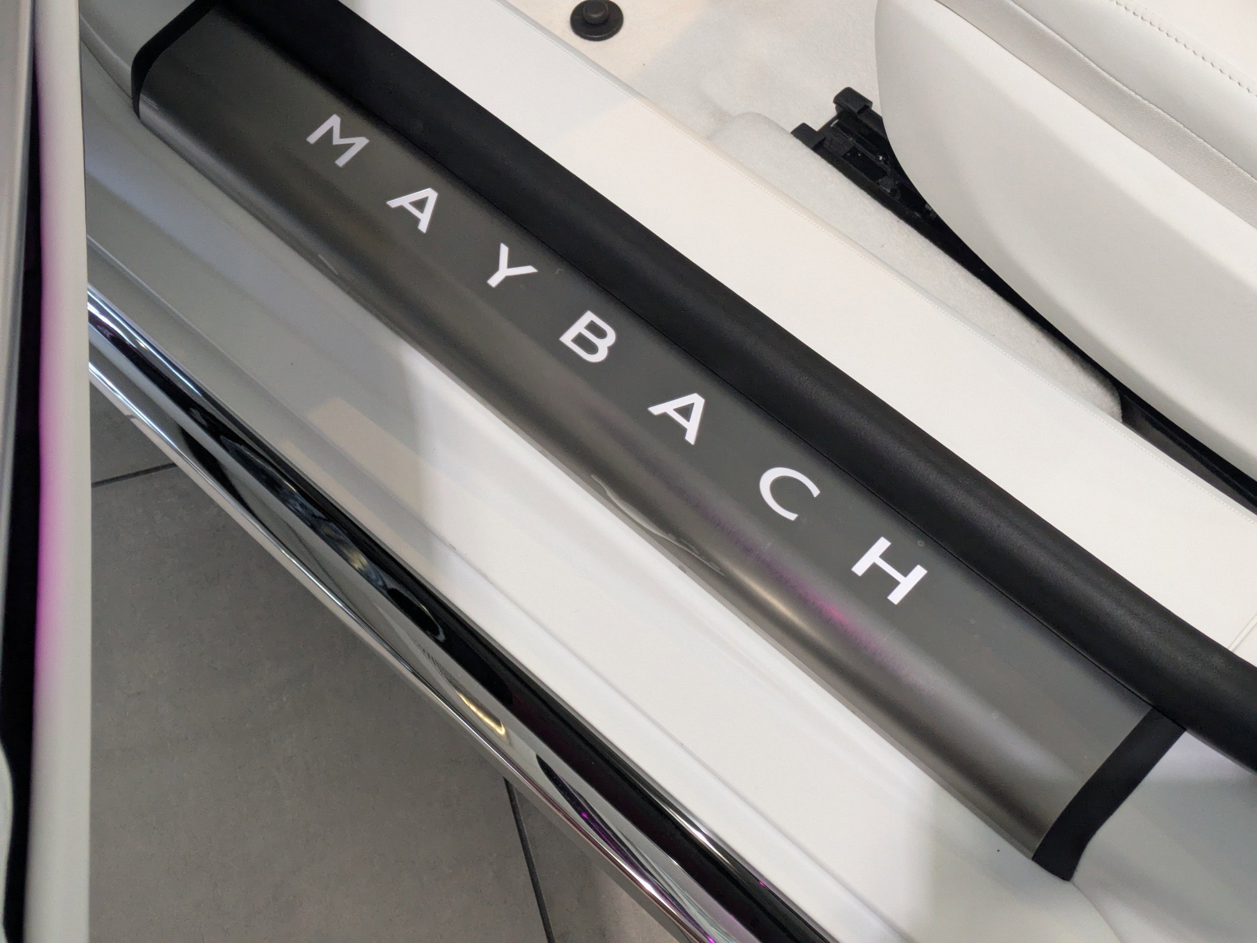 New 2026 MANUFAKTUR moonlight white magno (White Ambiance) Mercedes-Benz Maybach SL 680 Monogram Series image 14
