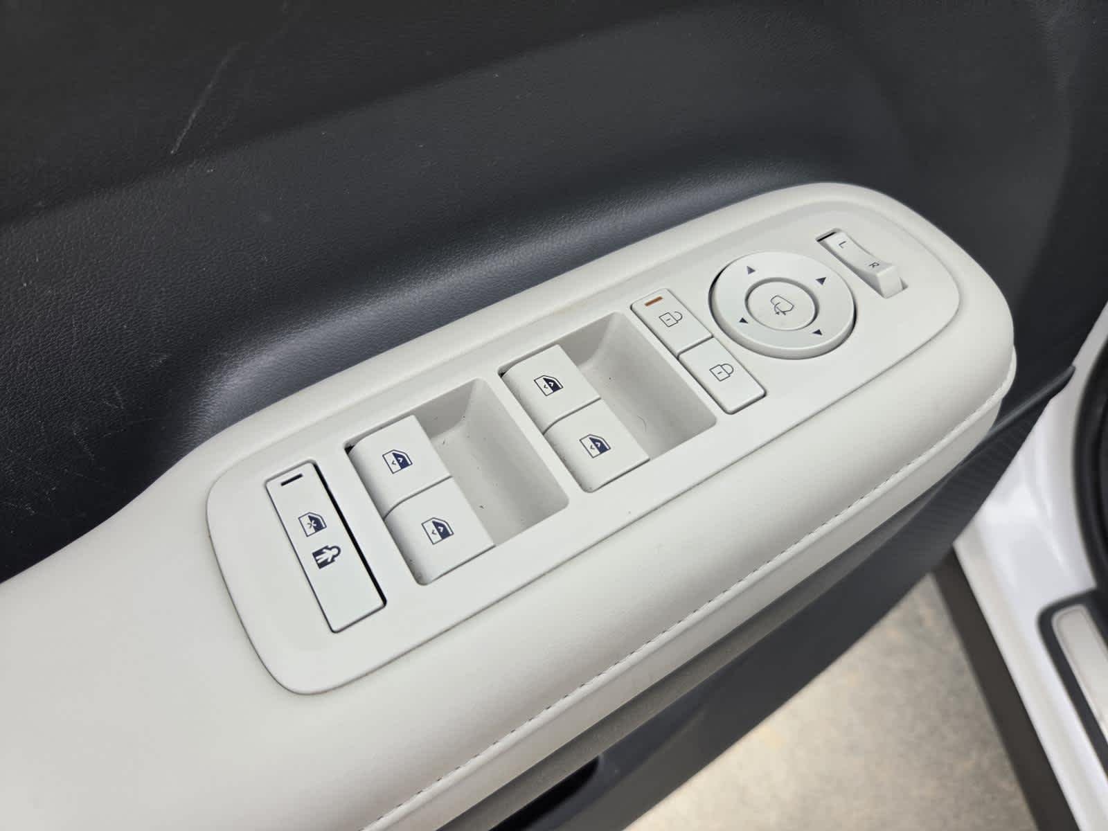 Used 2024 Serenity White Hyundai Calligraphy image 17