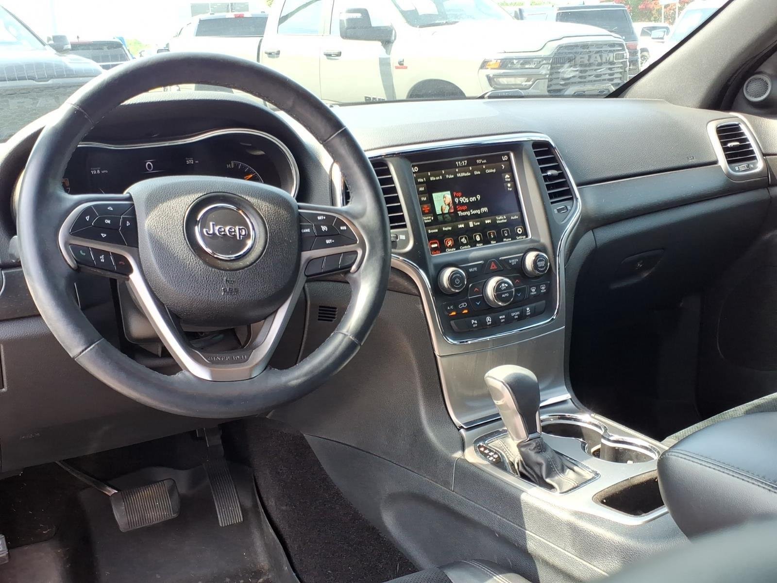 Used 2018 Velvet Red Pearlcoat Jeep Laredo E image 20