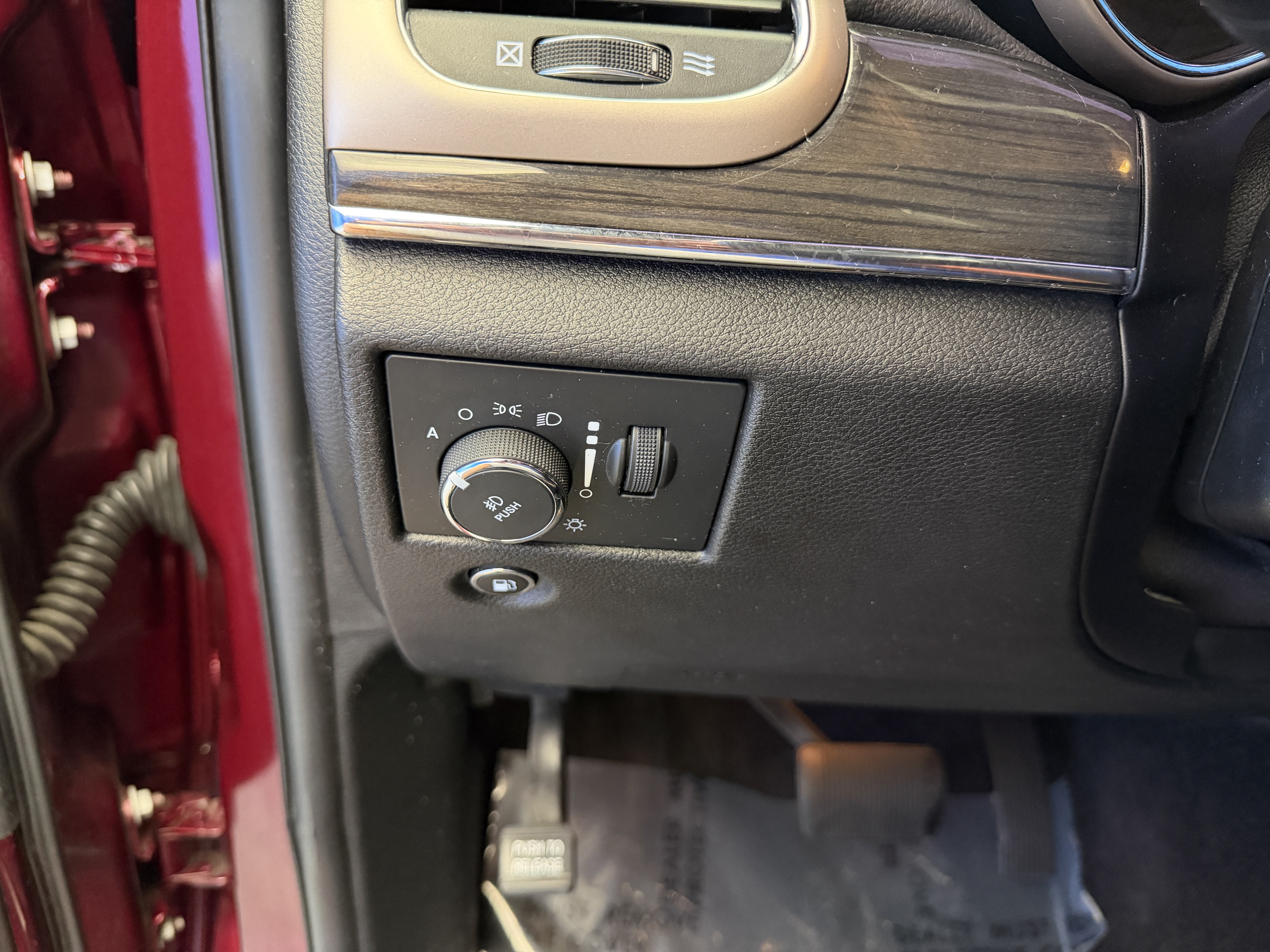 Used 2017 Velvet Red Pearlcoat Jeep Overland image 14
