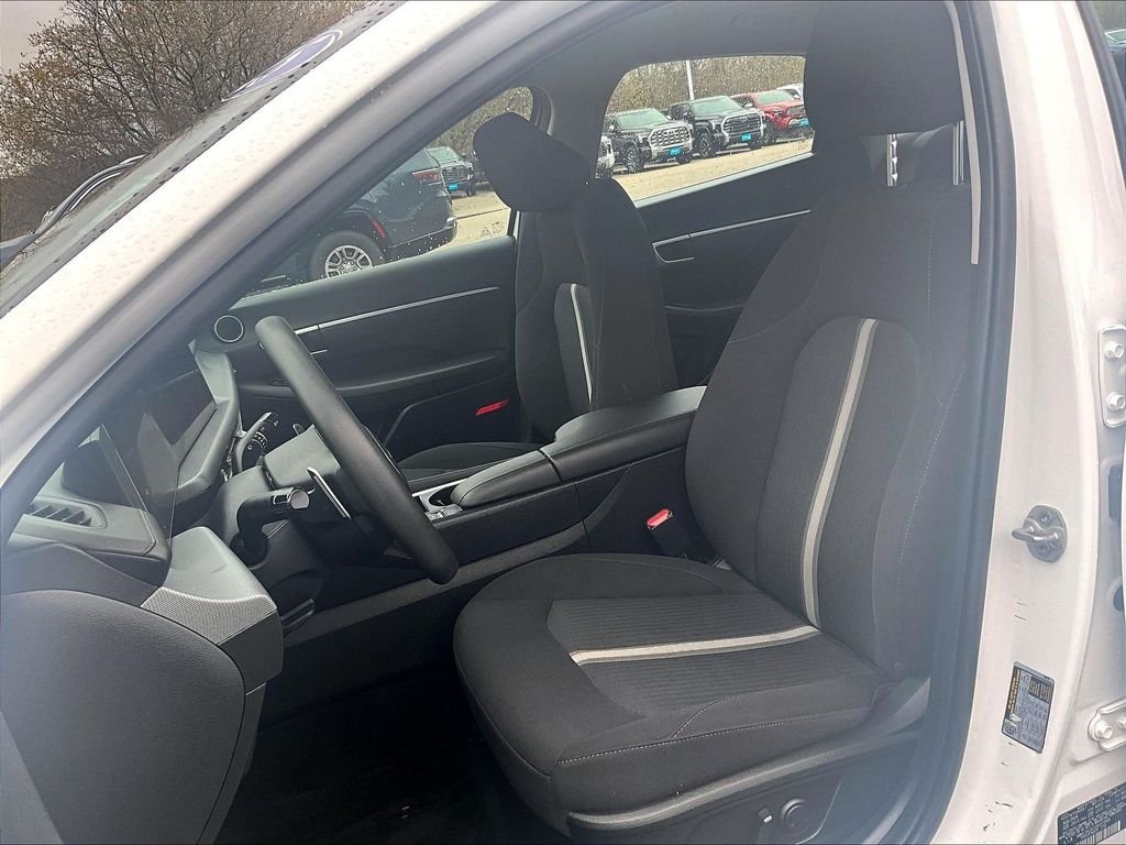 Used 2025 White Hyundai SEL image 9