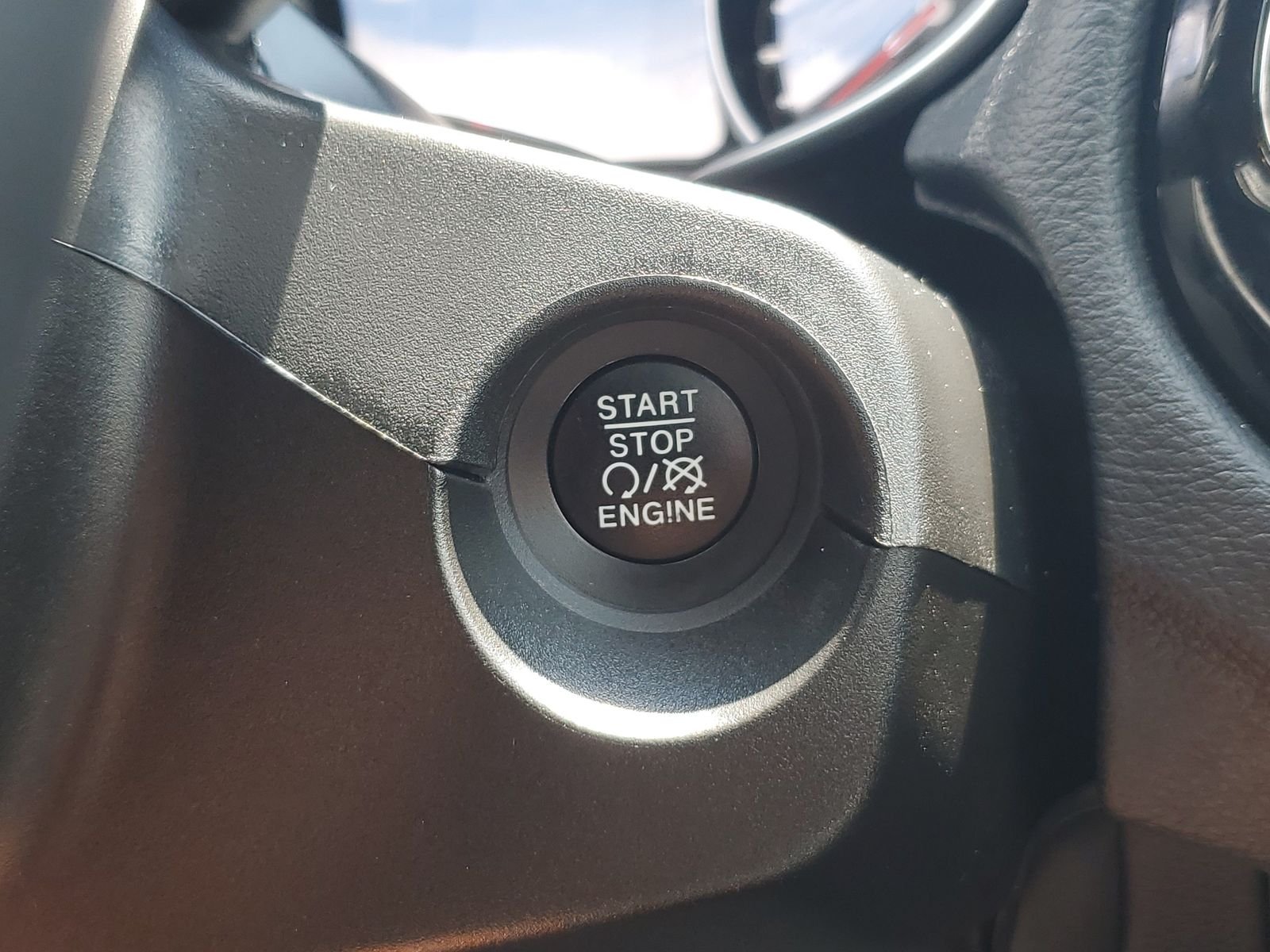 Certified Used 2018 Red Jeep Latitude image 14