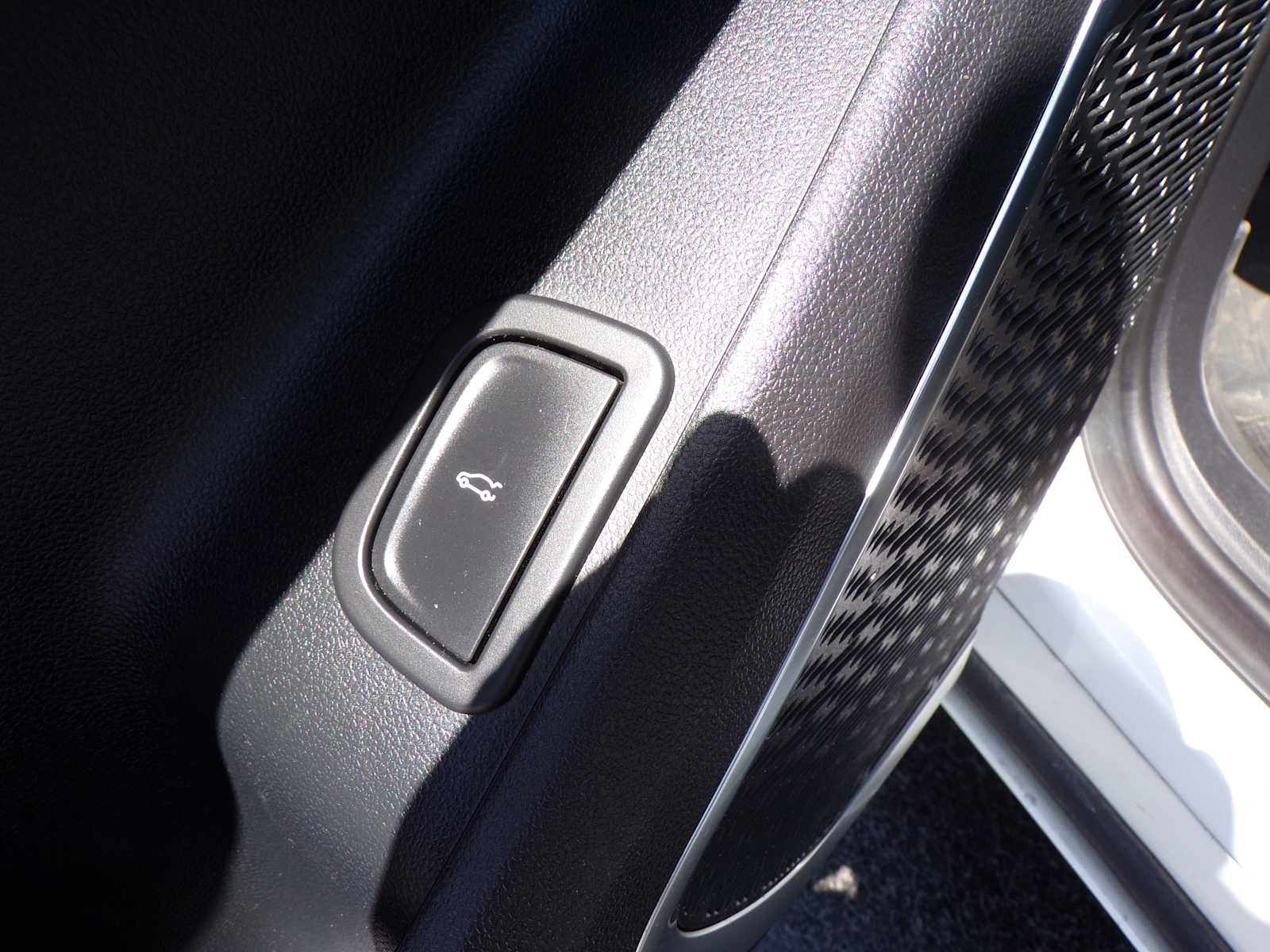 Used 2025 White Frost Tricoat Buick Avenir image 17