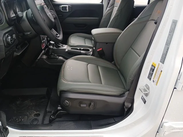 New 2026 Bright White Clear-Coat Exterior Paint Jeep Mojave X image 34