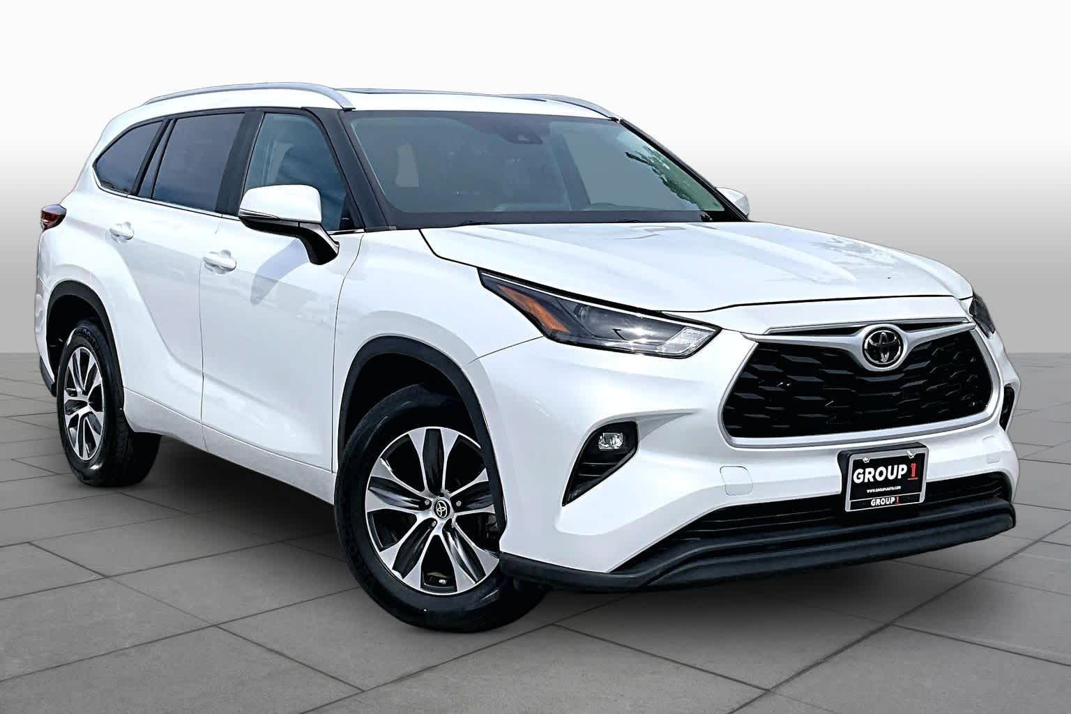 Used 2023 Wind Chill Pearl Toyota XLE image 3