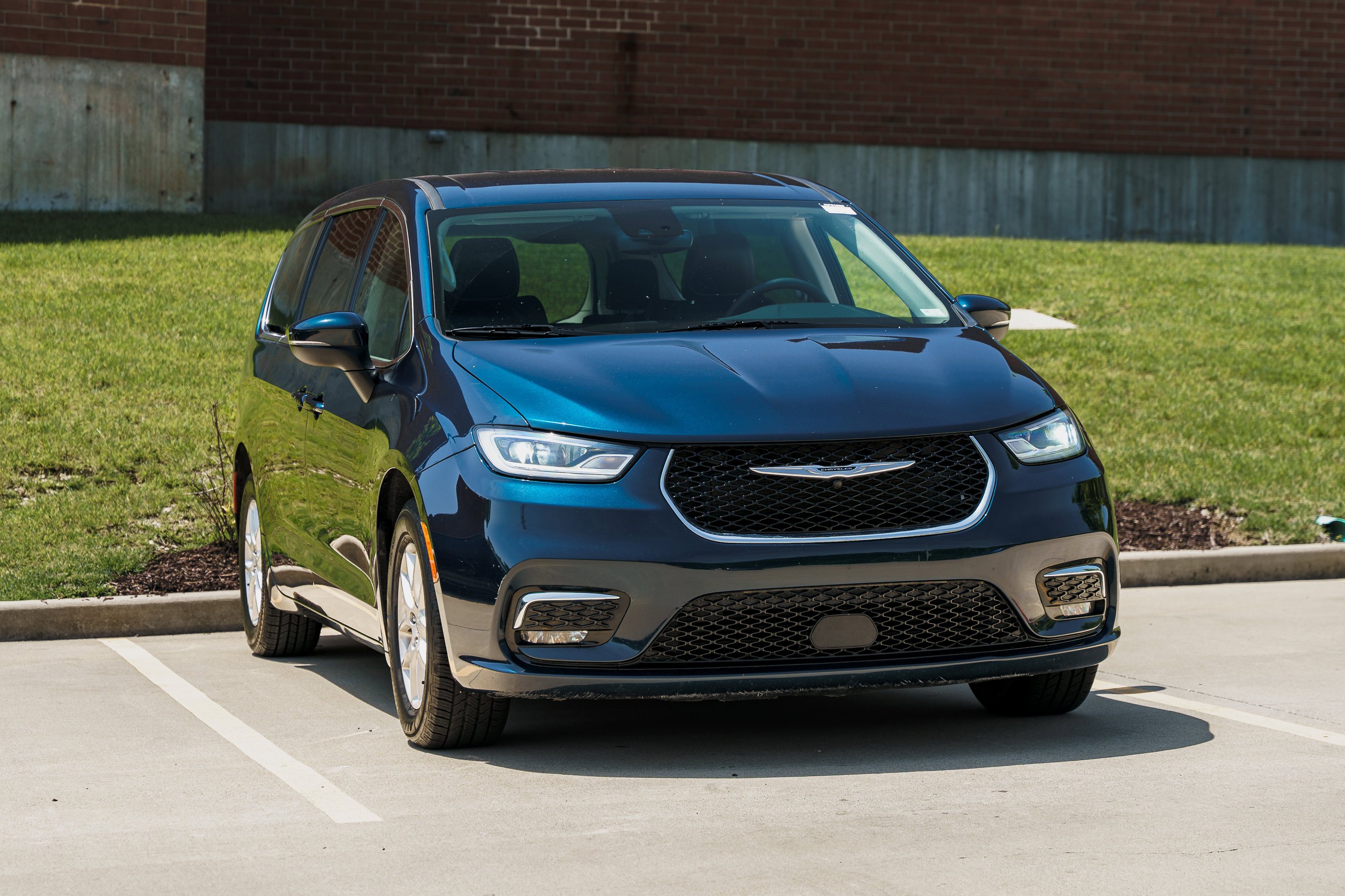 Used 2023 Fathom Blue Pearlcoat Chrysler Touring L image 2