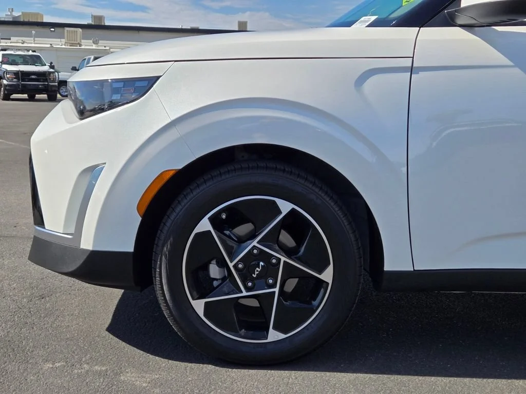 Used 2025 Snow White Pearl Kia EX image 9