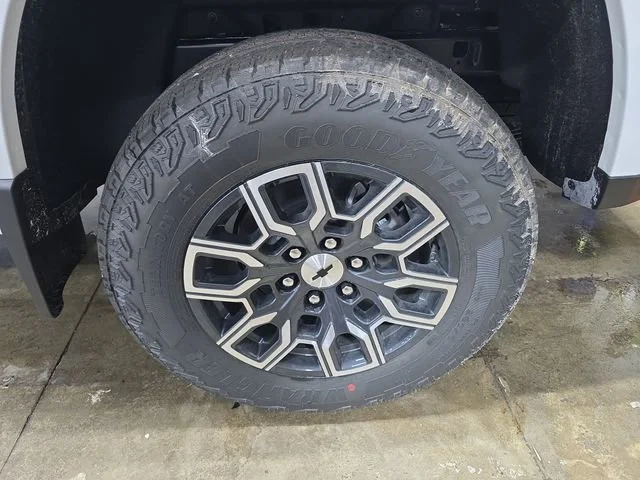 New 2026 Summit White Chevrolet Z71 image 31