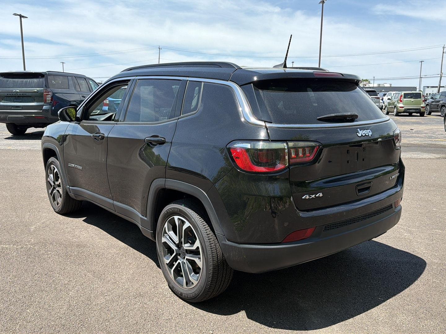 Used 2022 Diamond Black Crystal Pearlcoat Jeep Limited image 8