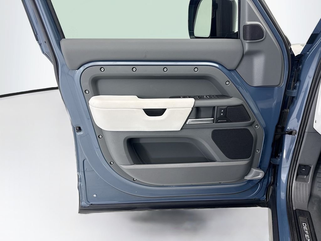 2025 Land Rover Defender S - Photo 23