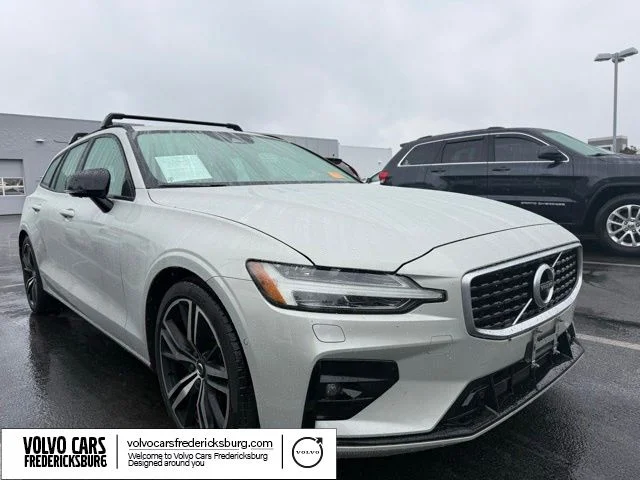 2020 Volvo V60 T5 R-Design's photo