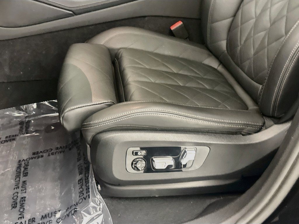 Used 2024 Black BMW M60i image 19