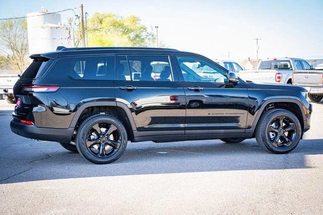 New 2025 Diamond Black Crystal Pearl-Coat Exterior Paint Jeep Limited image 7
