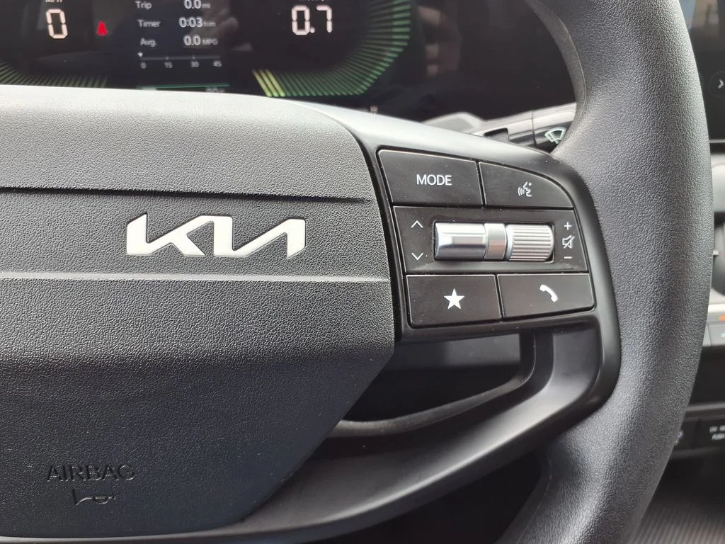 Used 2025 White Kia LXS image 23