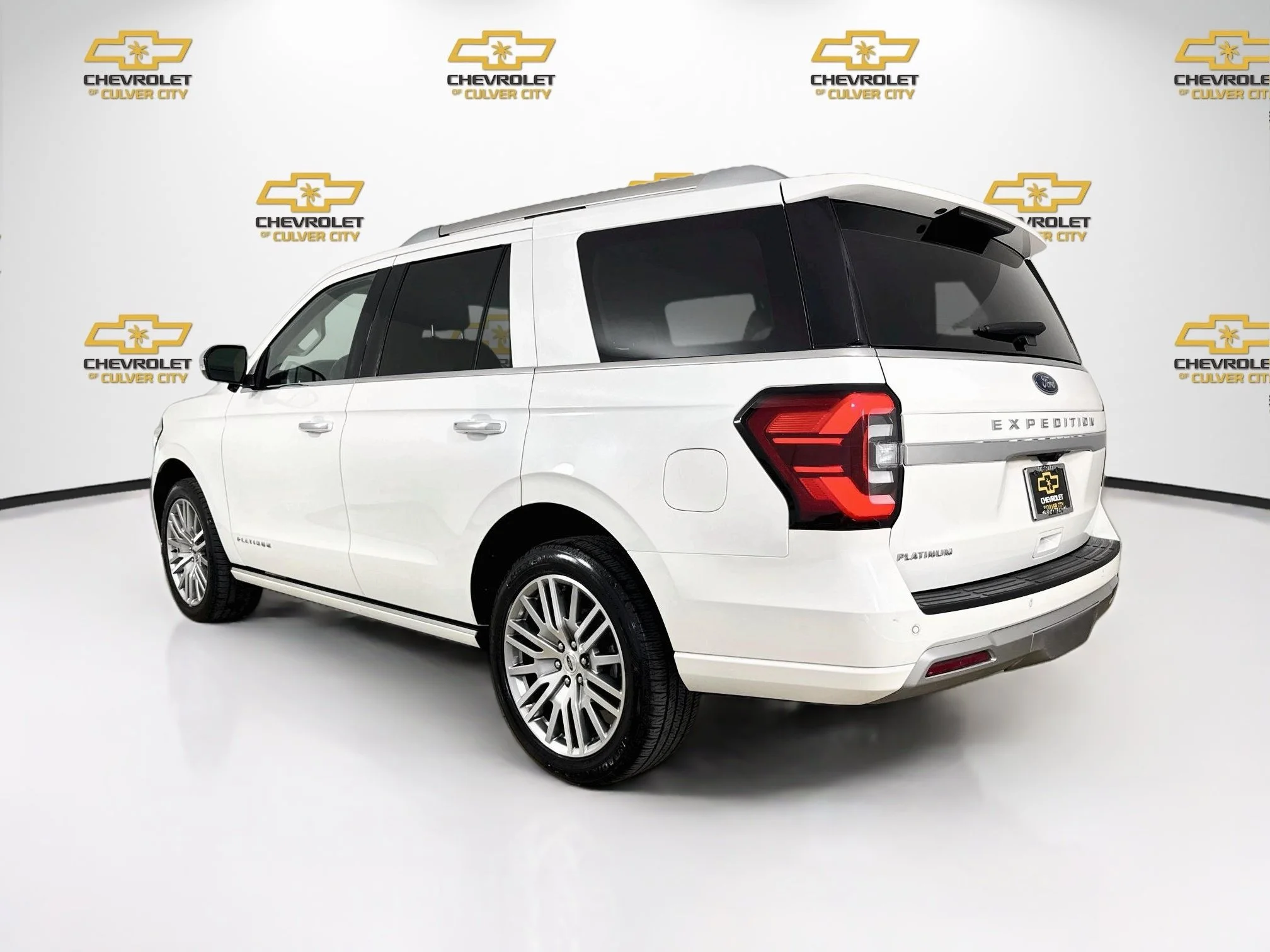 Used 2023  Ford Platinum image 6